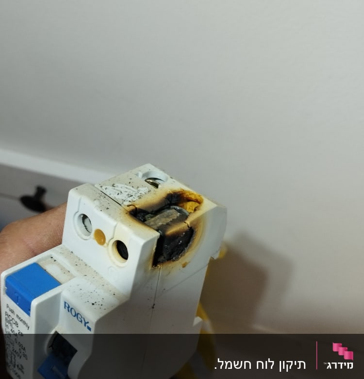 מפסק חשמלי שרוף עם סימני פיח